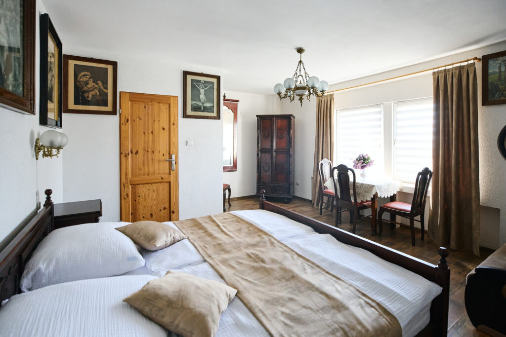 Przytulny pokój dwuosobowy w Apartamentach Pod Kalwarią – noclegi Góra Świętej Anny