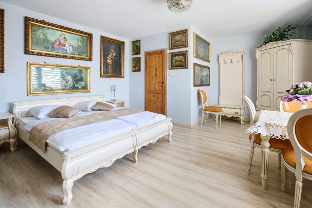 Komfortowy apartament z dużym łóżkiem blisko sanktuarium na Górze Świętej Anny.